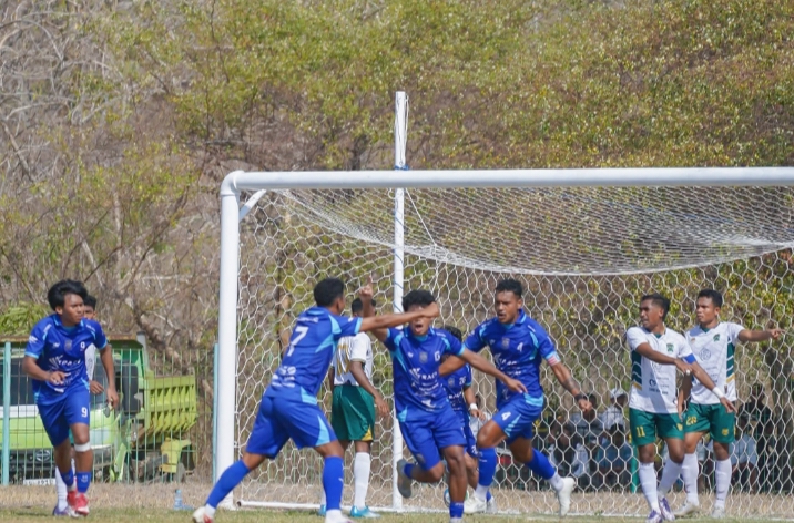 Laga semifinal Open Turnamen PSSI Cup II Manggarai Barat 2026 antara Vamos Bajo FC kontra Terang FC berlangsung panas dan penuh drama di Stadion Komodo, Labuan Bajo, Senin (7/9/2026).