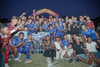 Skuad Vamos Bajo berpose bersama trofi PSSI Cup II Manggarai Barat 2026 usai menaklukkan Wae Sambi FC 2-1.