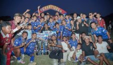 Skuad Vamos Bajo berpose bersama trofi PSSI Cup II Manggarai Barat 2026 usai menaklukkan Wae Sambi FC 2-1.