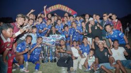 Skuad Vamos Bajo berpose bersama trofi PSSI Cup II Manggarai Barat 2026 usai menaklukkan Wae Sambi FC 2-1.