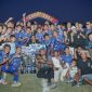 Skuad Vamos Bajo berpose bersama trofi PSSI Cup II Manggarai Barat 2026 usai menaklukkan Wae Sambi FC 2-1.