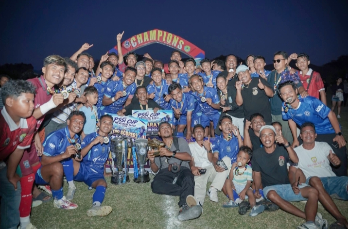 Skuad Vamos Bajo berpose bersama trofi PSSI Cup II Manggarai Barat 2026 usai menaklukkan Wae Sambi FC 2-1.