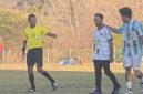 Wasit Fredi (kiri) menegur Pelatih Komodo United Novri (tengah) saat laga babak 8 besar Open Turnamen PSSI Cup II Manggarai Barat 2026 antara Black Crown dan Komodo United di Stadion Komodo, Kamis (3/9/2026) sore. Foto: Rino/GBRNews.id