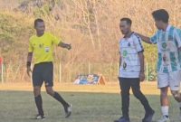 Wasit Fredi (kiri) menegur Pelatih Komodo United Novri (tengah) saat laga babak 8 besar Open Turnamen PSSI Cup II Manggarai Barat 2026 antara Black Crown dan Komodo United di Stadion Komodo, Kamis (3/9/2026) sore. Foto: Rino/GBRNews.id