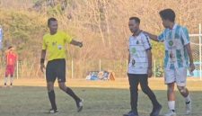 Wasit Fredi (kiri) menegur Pelatih Komodo United Novri (tengah) saat laga babak 8 besar Open Turnamen PSSI Cup II Manggarai Barat 2026 antara Black Crown dan Komodo United di Stadion Komodo, Kamis (3/9/2026) sore. Foto: Rino/GBRNews.id