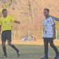 Wasit Fredi (kiri) menegur Pelatih Komodo United Novri (tengah) saat laga babak 8 besar Open Turnamen PSSI Cup II Manggarai Barat 2026 antara Black Crown dan Komodo United di Stadion Komodo, Kamis (3/9/2026) sore. Foto: Rino/GBRNews.id