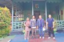 Kuasa hukum korban, Aldri Dalton Ndolu, SH (tengah), saat mendampingi korban dan saksi memberikan keterangan kepada penyidik Subdenpom IX/1-1 Ende, Senin (21/9/2026). Foto: ADN.