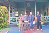 Kuasa hukum korban, Aldri Dalton Ndolu, SH (tengah), saat mendampingi korban dan saksi memberikan keterangan kepada penyidik Subdenpom IX/1-1 Ende, Senin (21/9/2026). Foto: ADN.