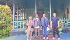 Kuasa hukum korban, Aldri Dalton Ndolu, SH (tengah), saat mendampingi korban dan saksi memberikan keterangan kepada penyidik Subdenpom IX/1-1 Ende, Senin (21/9/2026). Foto: ADN.