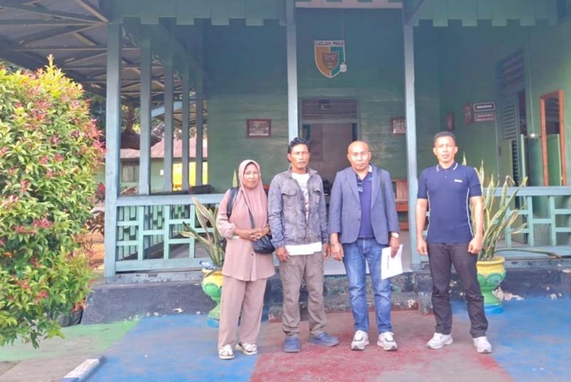 Kuasa hukum korban, Aldri Dalton Ndolu, SH (tengah), saat mendampingi korban dan saksi memberikan keterangan kepada penyidik Subdenpom IX/1-1 Ende, Senin (21/9/2026). Foto: ADN.