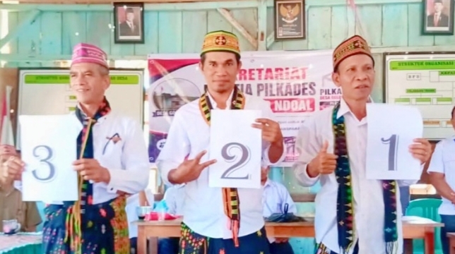 Calon Nomor Urut 1 Marsel Tanus (kanan), 
Calon Nomor Urut 2 Muhammad Ramlan (tengah), dan Calon Nomor Urut 3 Hyronimus Rohindar Katu (kiri). 