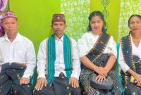 Quirinus Urudin (tengah) bersama istri dan keluarga usai meraih kemenangan dalam Pilkades Tondong Belang, Selasa (29/9/2026). Foto ist.