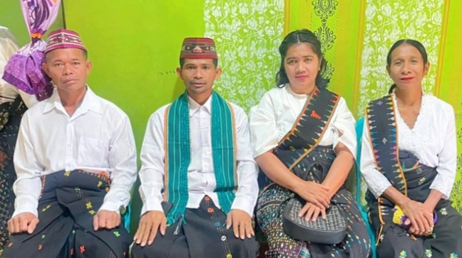 Quirinus Urudin (tengah) bersama istri dan keluarga usai meraih kemenangan dalam Pilkades Tondong Belang, Selasa (29/9/2026). Foto ist. 