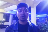 Kuasa hukum korban, Muhamad Tony memberikan keterangan pers usai mendampingi korban di Mapolres Manggarai Barat, Minggu (6/9) malam. Foto: Rino/GBRNews.id