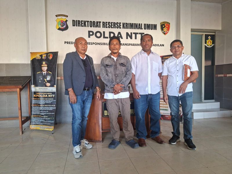 Kuasa hukum korban, Aldri Dalton Ndolu, saat mendampingi korban dan keluarga di Polda NTT, Senin (28/9/2026). Foto: ADN. 