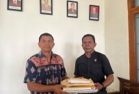 Penyidik Satreskrim Polres Mabar saat menyerahkan berkas perkara beserta resume hasil penyidikan kepada Inspektorat Kabupaten Manggarai Barat.