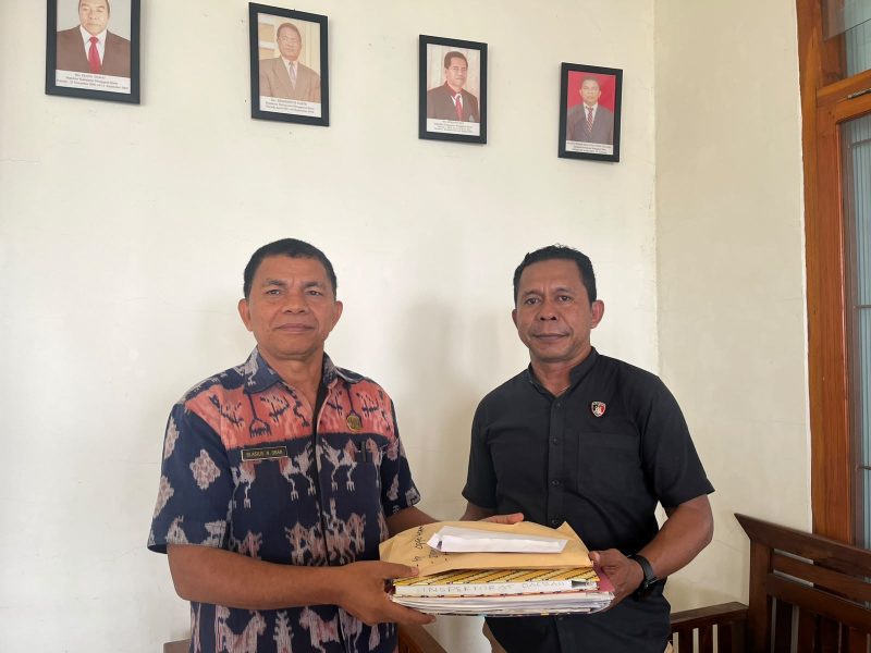 Penyidik Satreskrim Polres Mabar saat menyerahkan berkas perkara beserta resume hasil penyidikan kepada Inspektorat Kabupaten Manggarai Barat.