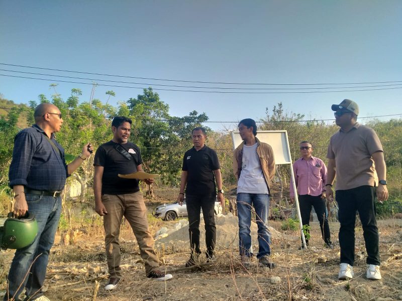 Kuasa hukum korban, Aldri Dalton Ndalu, S.H., saat mendampingi penyidik Polda NTT melakukan pengecekan TKP di Dusun Rangko, Desa Tanjung Boleng, Manggarai Barat, Kamis (15/10/2026).