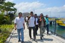 Sekretaris KONI Manggarai Barat, Rofinus Edison Risal (kiri) saat mendampingi Kepala Bidang Pembinaan Prestasi (Binpres) PB Porlasi, Wirontono Wardojo (tengah) dan Anggota DPRD NTT sekaligus politisi PSI, Junaidin Mahasan (kanan) meninjau lokasi Cabor Layar di Labuan Bajo, Kabupaten Manggarai Barat pada Jumat (16/10). 