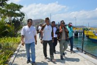 Sekretaris KONI Manggarai Barat, Rofinus Edison Risal (kiri) saat mendampingi Kepala Bidang Pembinaan Prestasi (Binpres) PB Porlasi, Wirontono Wardojo (tengah) dan Anggota DPRD NTT sekaligus politisi PSI, Junaidin Mahasan (kanan) meninjau lokasi Cabor Layar di Labuan Bajo, Kabupaten Manggarai Barat pada Jumat (16/10). 