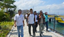 Sekretaris KONI Manggarai Barat, Rofinus Edison Risal (kiri) saat mendampingi Kepala Bidang Pembinaan Prestasi (Binpres) PB Porlasi, Wirontono Wardojo (tengah) dan Anggota DPRD NTT sekaligus politisi PSI, Junaidin Mahasan (kanan) meninjau lokasi Cabor Layar di Labuan Bajo, Kabupaten Manggarai Barat pada Jumat (16/10). 