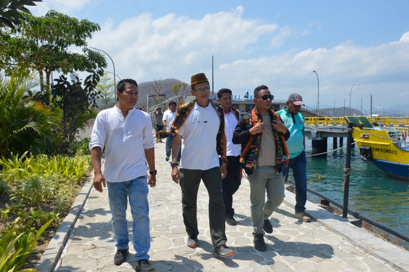 Sekretaris KONI Manggarai Barat, Rofinus Edison Risal (kiri) saat mendampingi Kepala Bidang Pembinaan Prestasi (Binpres) PB Porlasi, Wirontono Wardojo (tengah) dan Anggota DPRD NTT sekaligus politisi PSI, Junaidin Mahasan (kanan) meninjau lokasi Cabor Layar di Labuan Bajo, Kabupaten Manggarai Barat pada Jumat (16/10). 