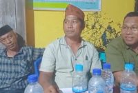 Ekspresi tegang tiga Cakades Macang Tanggar saat penghitungan suara, yakni calon nomor urut 2 Jamaludin (kiri), calon nomor urut 5 Nanang Kasim (tengah), dan calon nomor urut 1 Jurae (kanan), Selasa (29/9/2026). Foto ist.