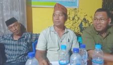 Ekspresi tegang tiga Cakades Macang Tanggar saat penghitungan suara, yakni calon nomor urut 2 Jamaludin (kiri), calon nomor urut 5 Nanang Kasim (tengah), dan calon nomor urut 1 Jurae (kanan), Selasa (29/9/2026). Foto ist.