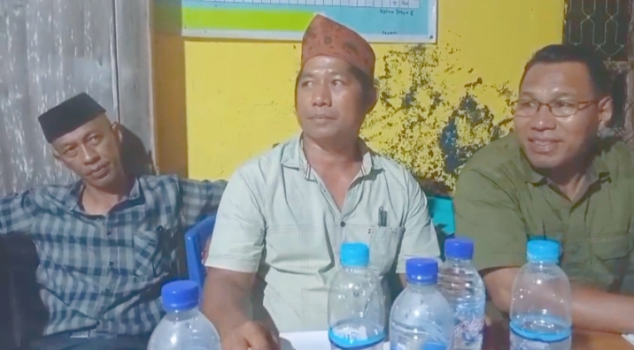 Ekspresi tegang tiga Cakades Macang Tanggar saat penghitungan suara, yakni calon nomor urut 2 Jamaludin (kiri), calon nomor urut 5 Nanang Kasim (tengah), dan calon nomor urut 1 Jurae (kanan), Selasa (29/9/2026). Foto ist. 
