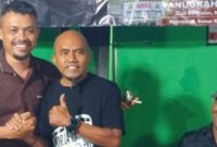 Cakades Gorontalo nomor urut 4, Ibrahim Ndung (kiri), berjabat tangan dengan Cakades nomor urut 1, Petra M. Jalesy (kanan), di Posko Kemenangan Ibrahim Ndung, Rabu (30/9/2026) malam. Foto ist.