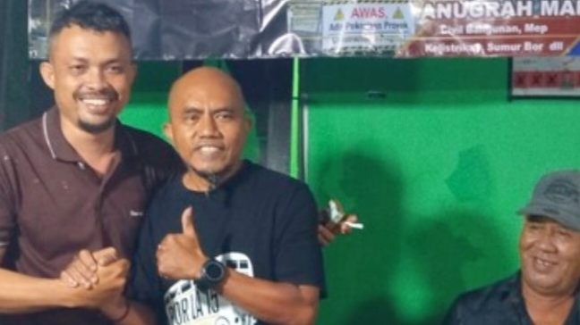 Cakades Gorontalo nomor urut 4, Ibrahim Ndung (kiri), berjabat tangan dengan Cakades nomor urut 1, Petra M. Jalesy (kanan), di Posko Kemenangan Ibrahim Ndung, Rabu (30/9/2026) malam. Foto ist. 