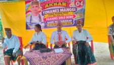 Calon Kepala Desa Golo Nobo nomor urut 4, Yohanes Manggi (tengah), didampingi keluarga saat mengikuti kampanye akbar. Foto ist.