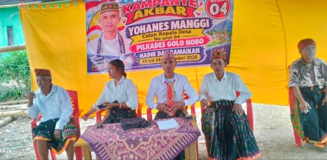 Calon Kepala Desa Golo Nobo nomor urut 4, Yohanes Manggi (tengah), didampingi keluarga saat mengikuti kampanye akbar. Foto ist. 