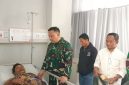 Komandan Kodim 1630/Manggarai Barat Letkol Inf Budiman Manurung saat menjenguk Syarif, korban dugaan pemukulan oleh dua anggota TNI, yang menjalani perawatan di Rumah Sakit Siloam Labuan Bajo. Foto: Antara