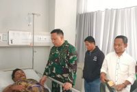 Komandan Kodim 1630/Manggarai Barat Letkol Inf Budiman Manurung saat menjenguk Syarif, korban dugaan pemukulan oleh dua anggota TNI, yang menjalani perawatan di Rumah Sakit Siloam Labuan Bajo. Foto: Antara
