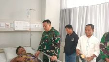 Komandan Kodim 1630/Manggarai Barat Letkol Inf Budiman Manurung saat menjenguk Syarif, korban dugaan pemukulan oleh dua anggota TNI, yang menjalani perawatan di Rumah Sakit Siloam Labuan Bajo. Foto: Antara