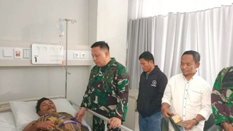 Komandan Kodim 1630/Manggarai Barat Letkol Inf Budiman Manurung saat menjenguk Syarif, korban dugaan pemukulan oleh dua anggota TNI, yang menjalani perawatan di Rumah Sakit Siloam Labuan Bajo. Foto: Antara