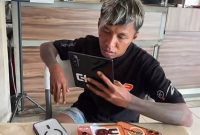 Muhamad Rafly, pria asal Kaluku, Kabupaten Luwu Utara, Sulawesi Selatan, yang diduga membawa kabur iPhone 17 Pro Max senilai Rp22,5 juta dalam transaksi COD di Labuan Bajo. (Foto Ist) 