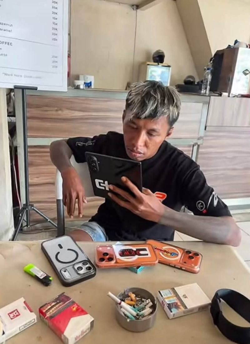 Muhamad Rafly, pria asal Kaluku, Kabupaten Luwu Utara, Sulawesi Selatan, yang diduga membawa kabur iPhone 17 Pro Max senilai Rp22,5 juta dalam transaksi COD di Labuan Bajo. (Foto Ist) 