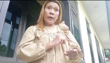 Emiliana Helni usai menjalani pemeriksaan di Polres Manggarai Barat.