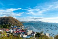 Tampak Puncak Pramuka dengan latar perairan Labuan Bajo, Kabupaten Manggarai Barat. (Foto ist) 