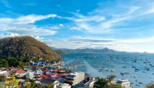 Tampak Puncak Pramuka dengan latar perairan Labuan Bajo, Kabupaten Manggarai Barat. (Foto ist) 