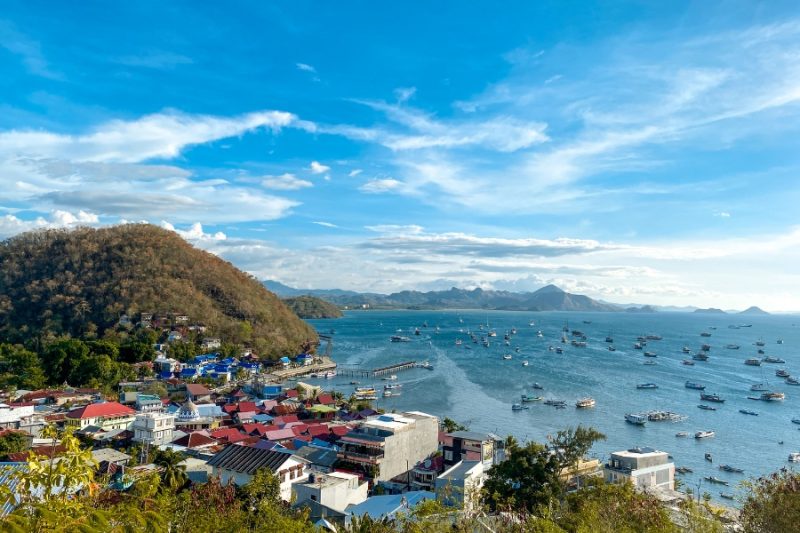 Tampak Puncak Pramuka dengan latar perairan Labuan Bajo, Kabupaten Manggarai Barat. (Foto ist) 
