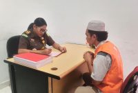 Proses pelimpahan tersangka INS beserta barang bukti kepada Kejaksaan Negeri Manggarai Barat dalam kasus dugaan perburuan rusa di Taman Nasional Komodo. (Foto Ist) 