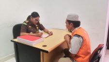 Proses pelimpahan tersangka INS beserta barang bukti kepada Kejaksaan Negeri Manggarai Barat dalam kasus dugaan perburuan rusa di Taman Nasional Komodo. (Foto Ist) 
