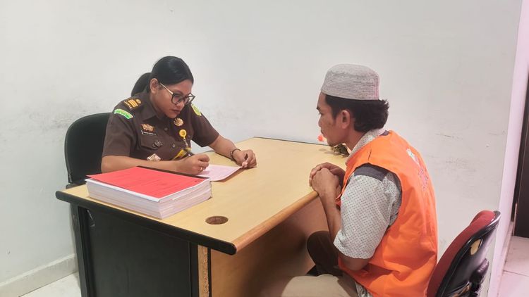 Proses pelimpahan tersangka INS beserta barang bukti kepada Kejaksaan Negeri Manggarai Barat dalam kasus dugaan perburuan rusa di Taman Nasional Komodo. (Foto Ist) 